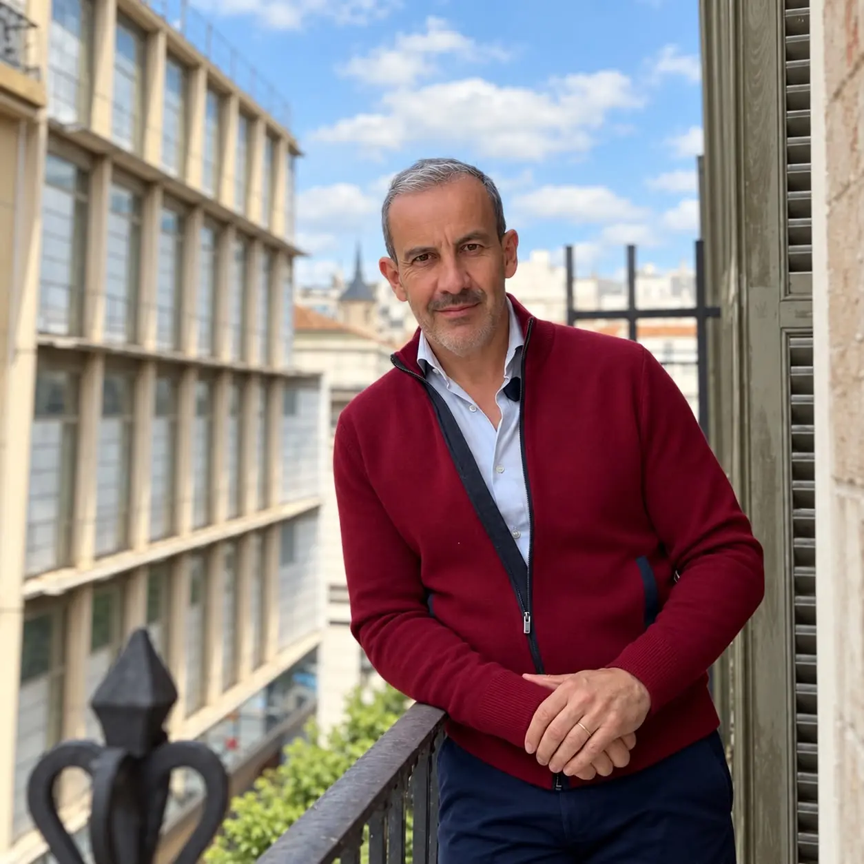 Alberto Escribano, plano medio, en uno de los hoteles